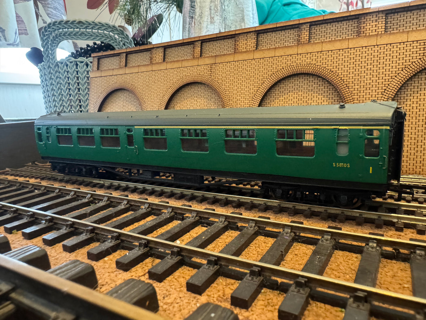 Bachmann 34-558B (OO) Ex SR, ‘Bulleid’ 63ft Corridor Composite No.S5810S in British Railways Southern Region Green 