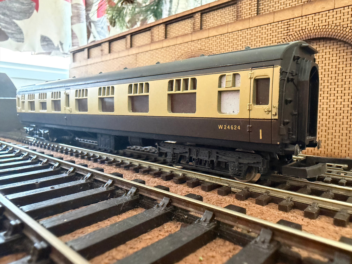 Lima L305313 (OO) British Railways MK1 Corridor Composite No.W24626 in British Railways Western Region Chocolate and Cream 