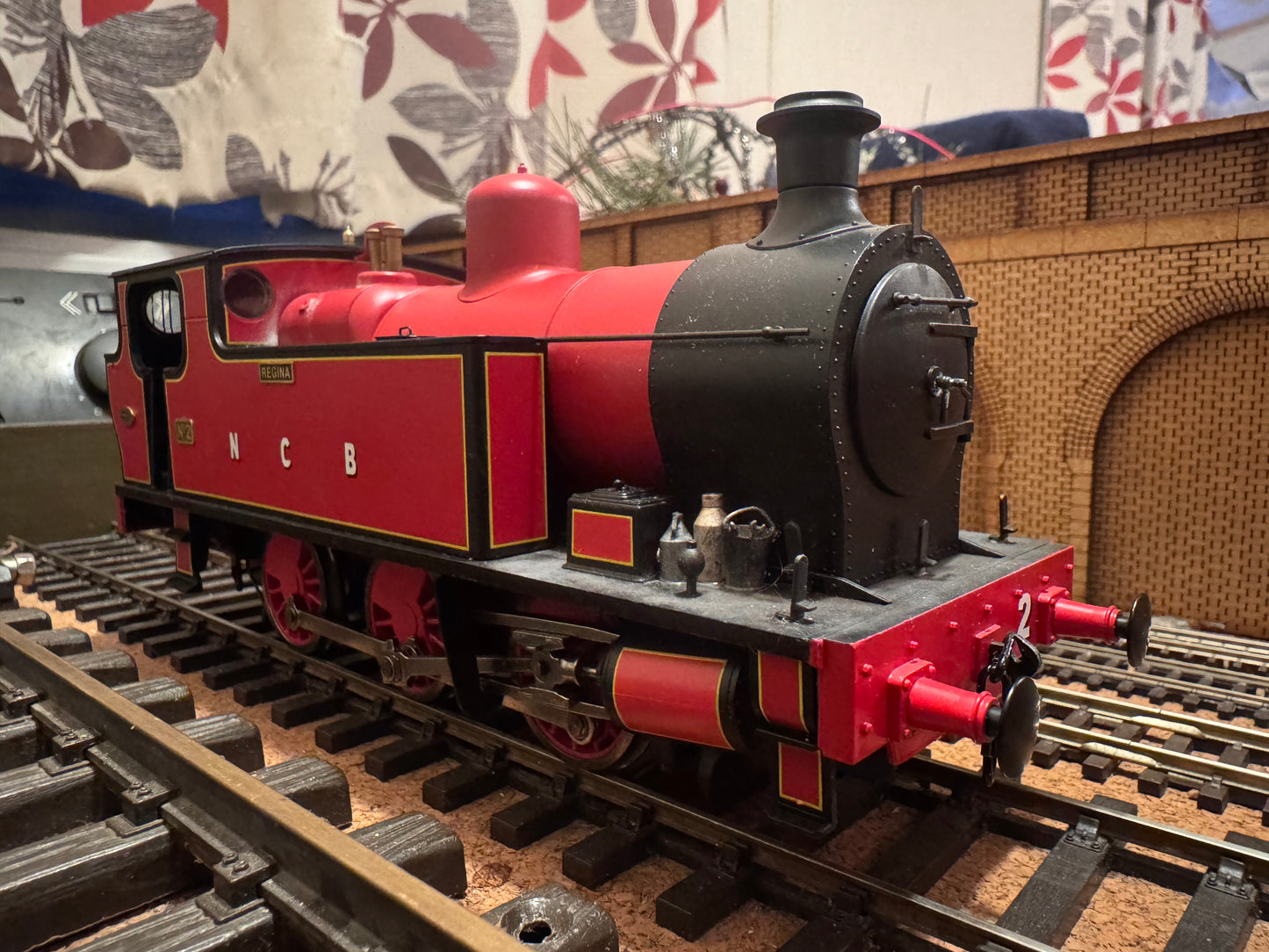 Minerva Model Railways 09531 (O Gauge) Kerr Stuart ‘Victory Class’ No.2 “Regina” in Light Weathered Lined Red with National Coal Board lettering. DCC Fitted 