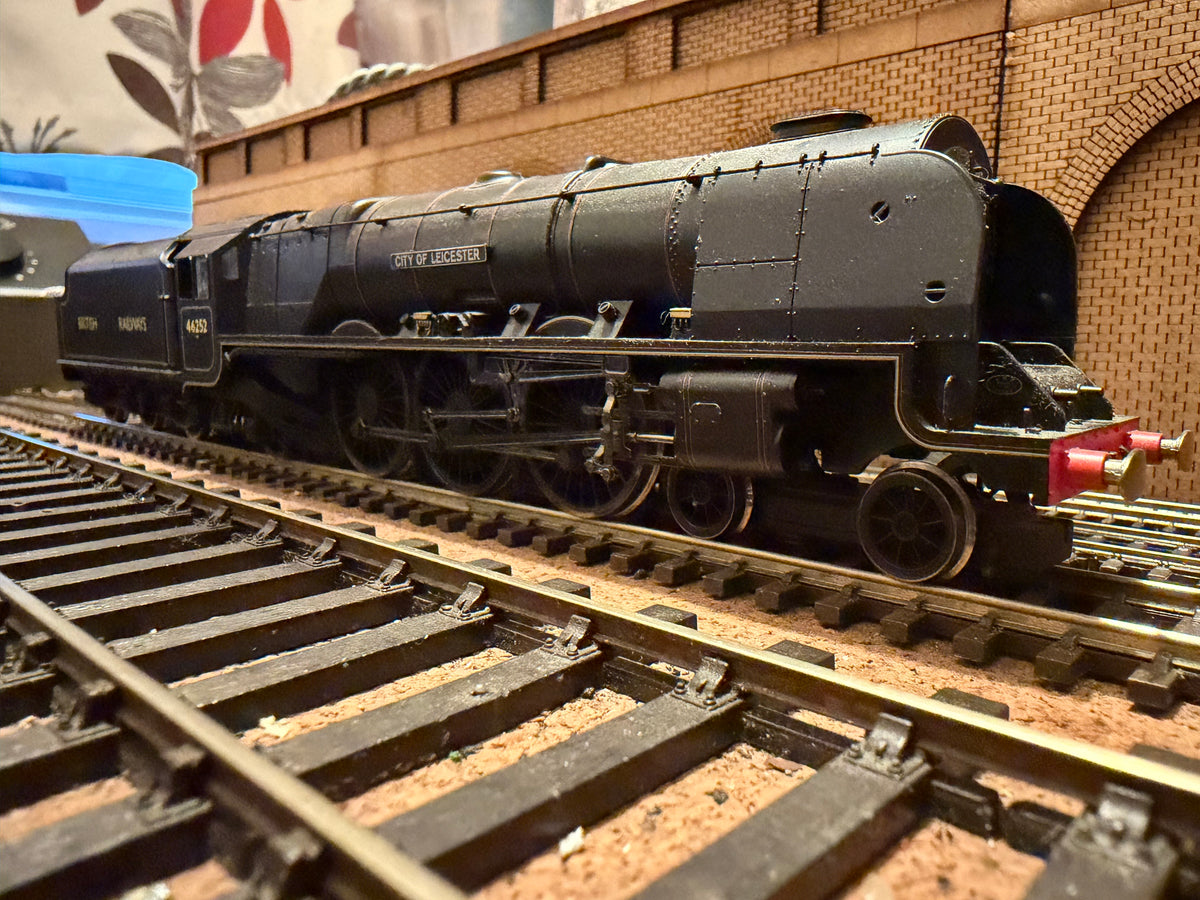 Hornby R2722 (OO) Ex LMS, 7P Princess Coronation.
No.46252 “City of Leicester” in Experimental British Railways Lined Black. DCC Ready