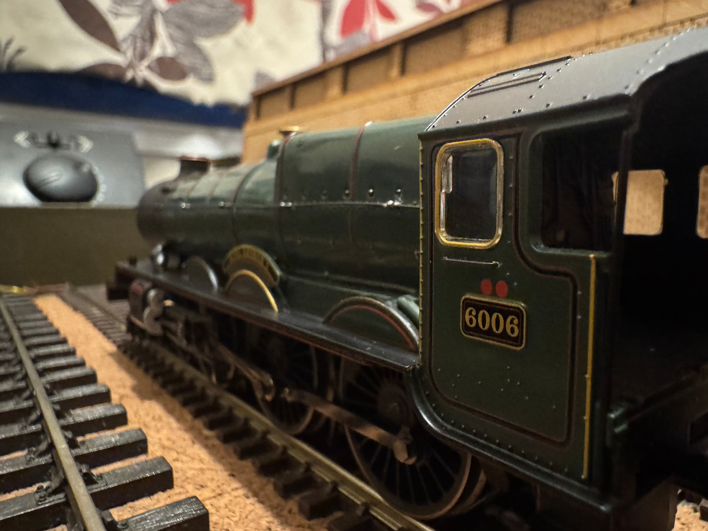 Hornby R2544 (OO) Great Western Railway 60xx ‘King Class’ No.6006 “King George I” in GWR Pre-war Shirt Button Livery. DCC Ready 