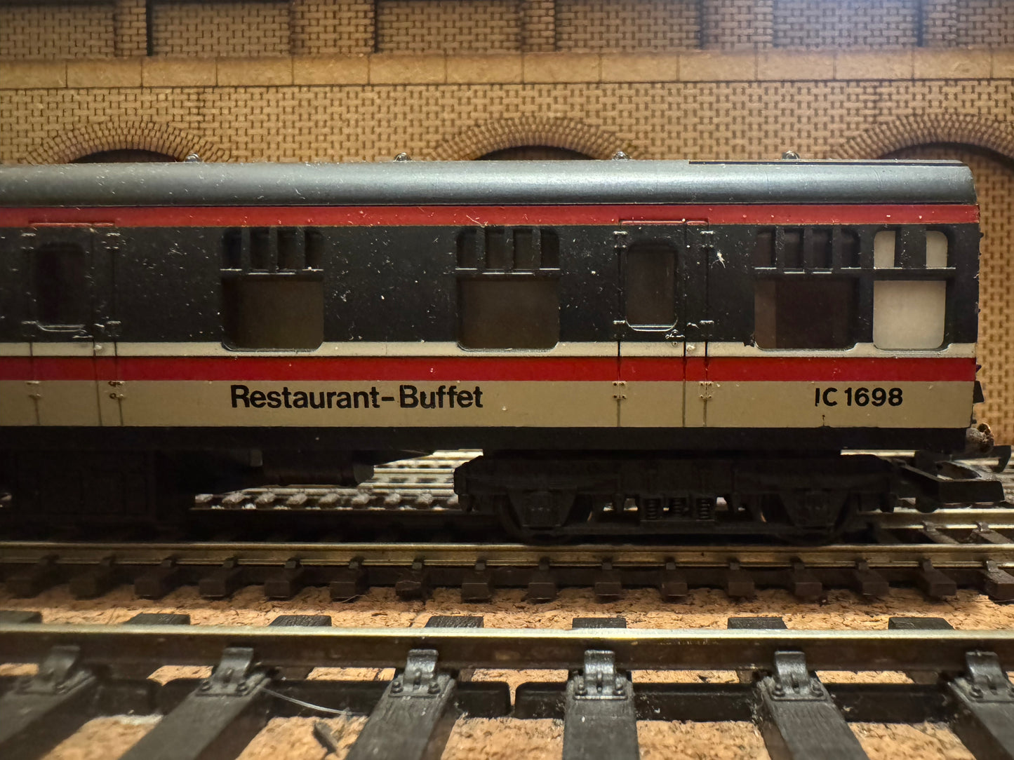 Lima L305320 (OO) British Railways MK1 Restaurant-Buffet No.IC1698 in British Rail Intercity Executive livery 
