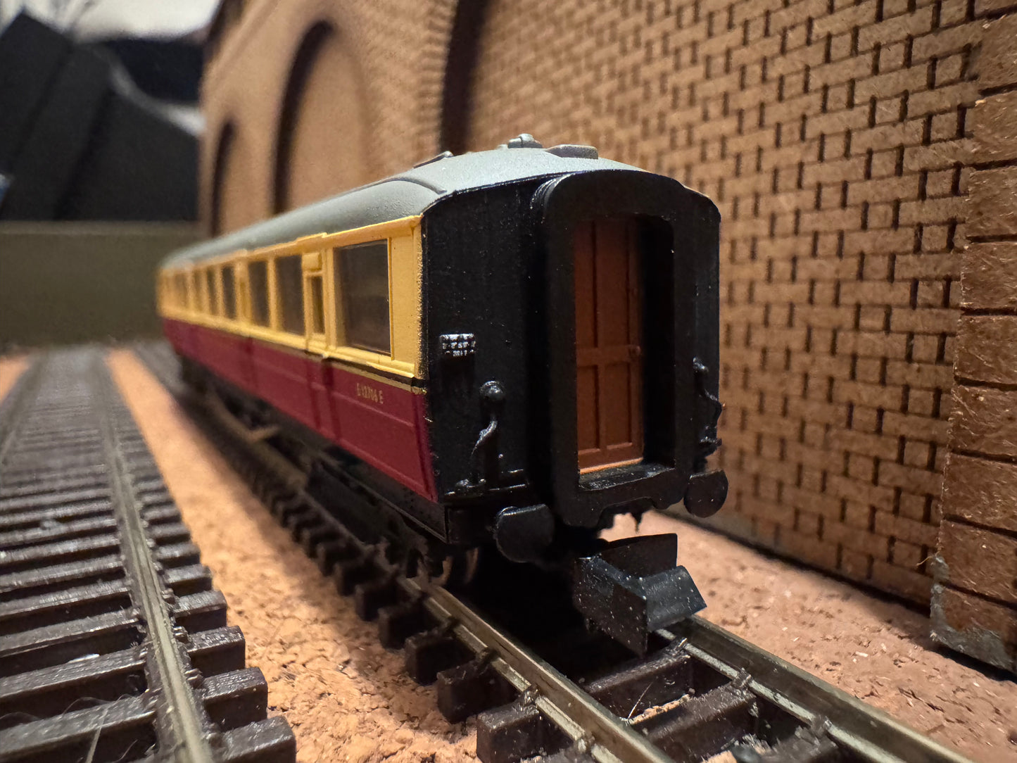 Dapol NC-60C (N Gauge) Ex LNER ‘Gresley’ Corridor Second No.E12706E in British Railways Blood and Custard Livery 