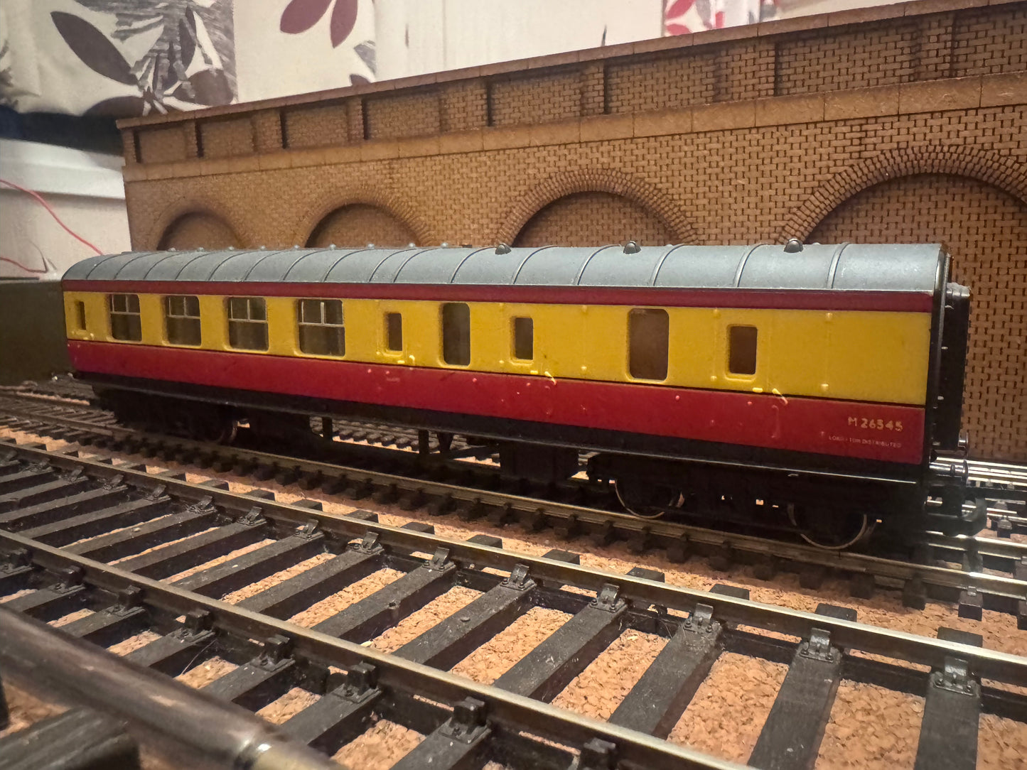 Hornby R438 (OO) Ex LMS, Stanier Brake Third No.M26545 in British Railways ‘Blood & Custard’