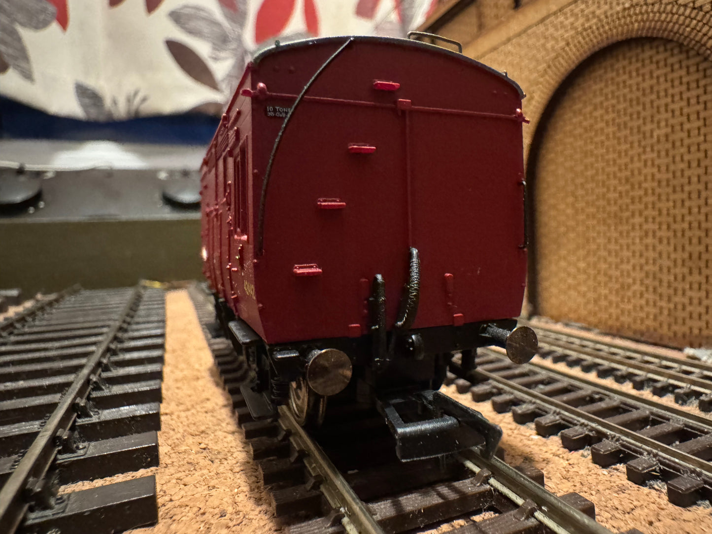 Hornby R6727A (OO) London Midland & Scottish Railway, Horse and Groom Box Wagon No.42442 in LMS Crimson 
