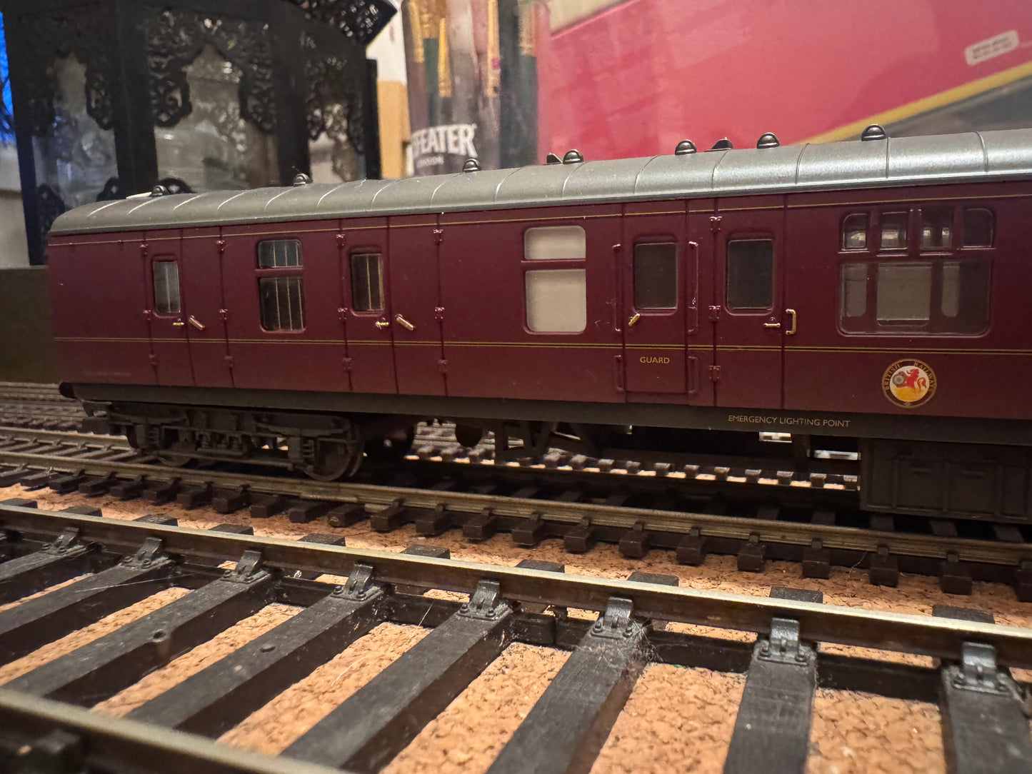 Hornby R2329M (OO) The Thames-Clyde Express, Train Pack. Special Edition No.1452 of 1500. 