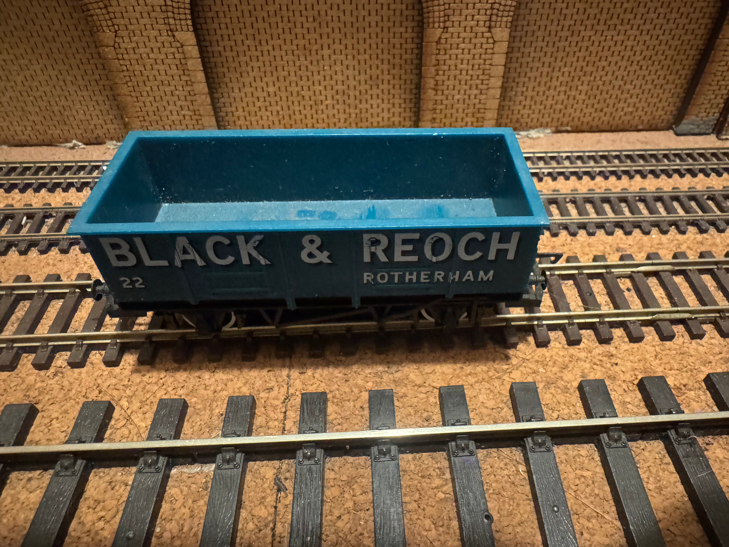 Hornby R021 (OO) Black & Reoch 20T LWB, End Tipper Mineral Wagon No.22