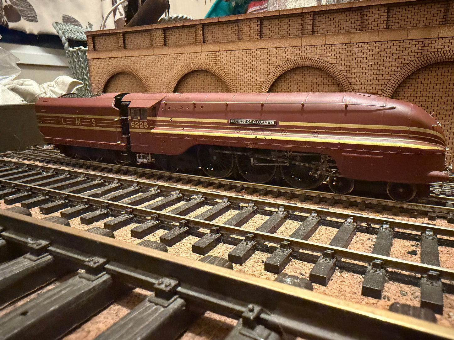 Hornby R2179 (OO) London Midland & Scottish Railway, Stanier 7P Streamlined ‘Princess Coronation’ No.6225 “Duchess of Gloucester” in LMS Crimson Lake & Gold Stripes