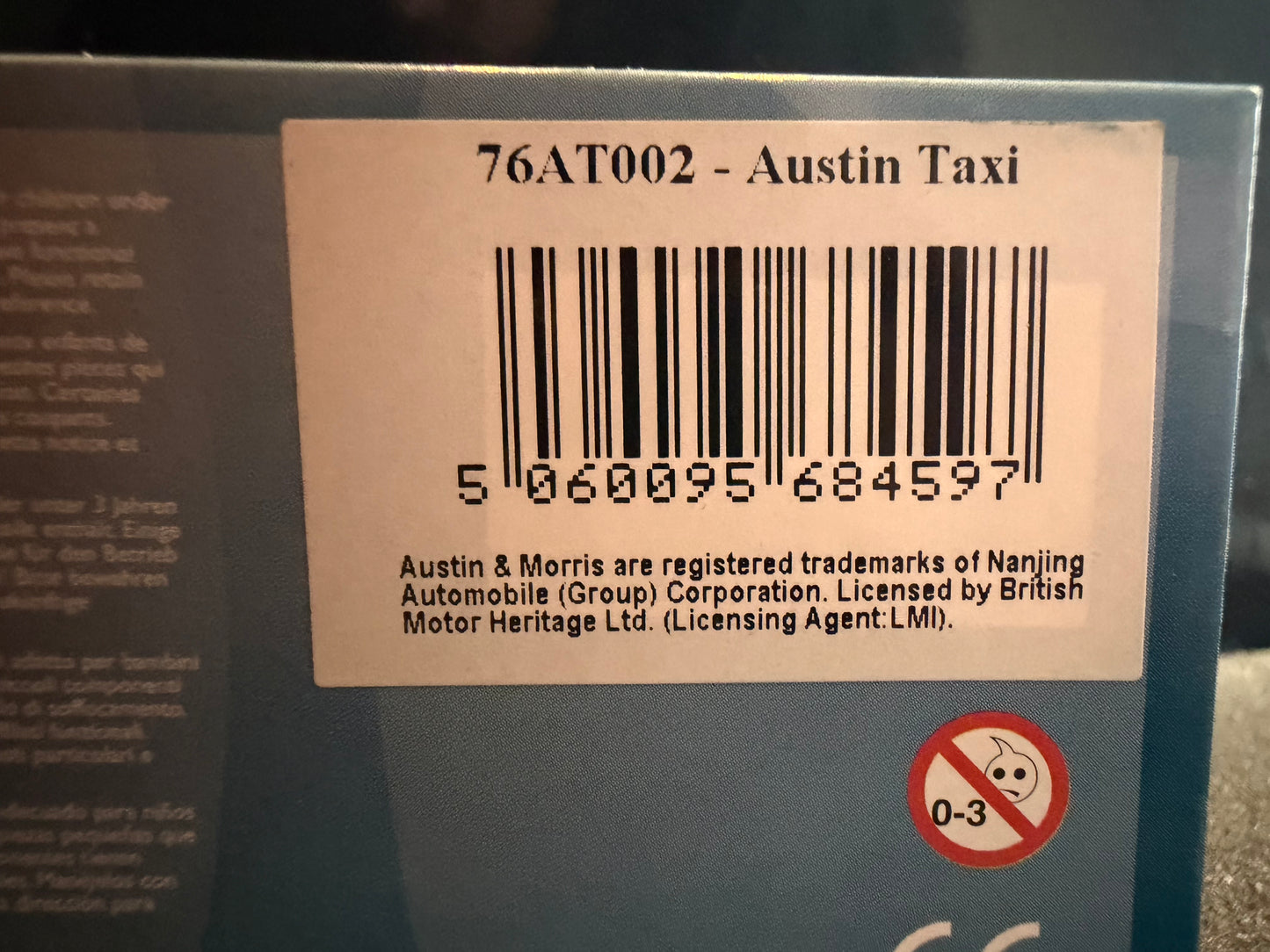 Oxford Diecast 76AT002 (1:76 / OO) Austin Taxi in Blue.