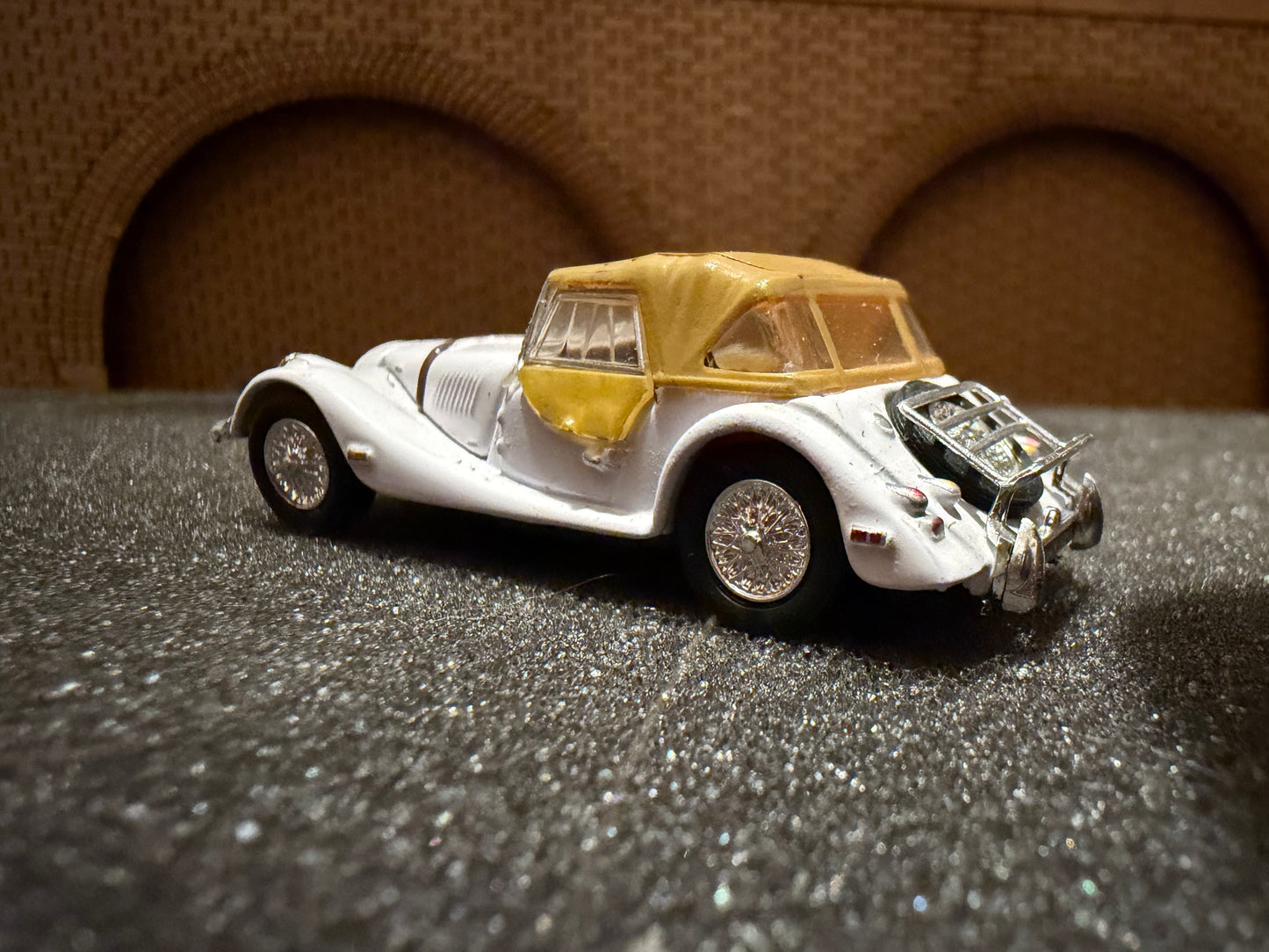 Cararama (1:76 / OO) Morgan + 8 Roadster in White. Registration CHX 12G 