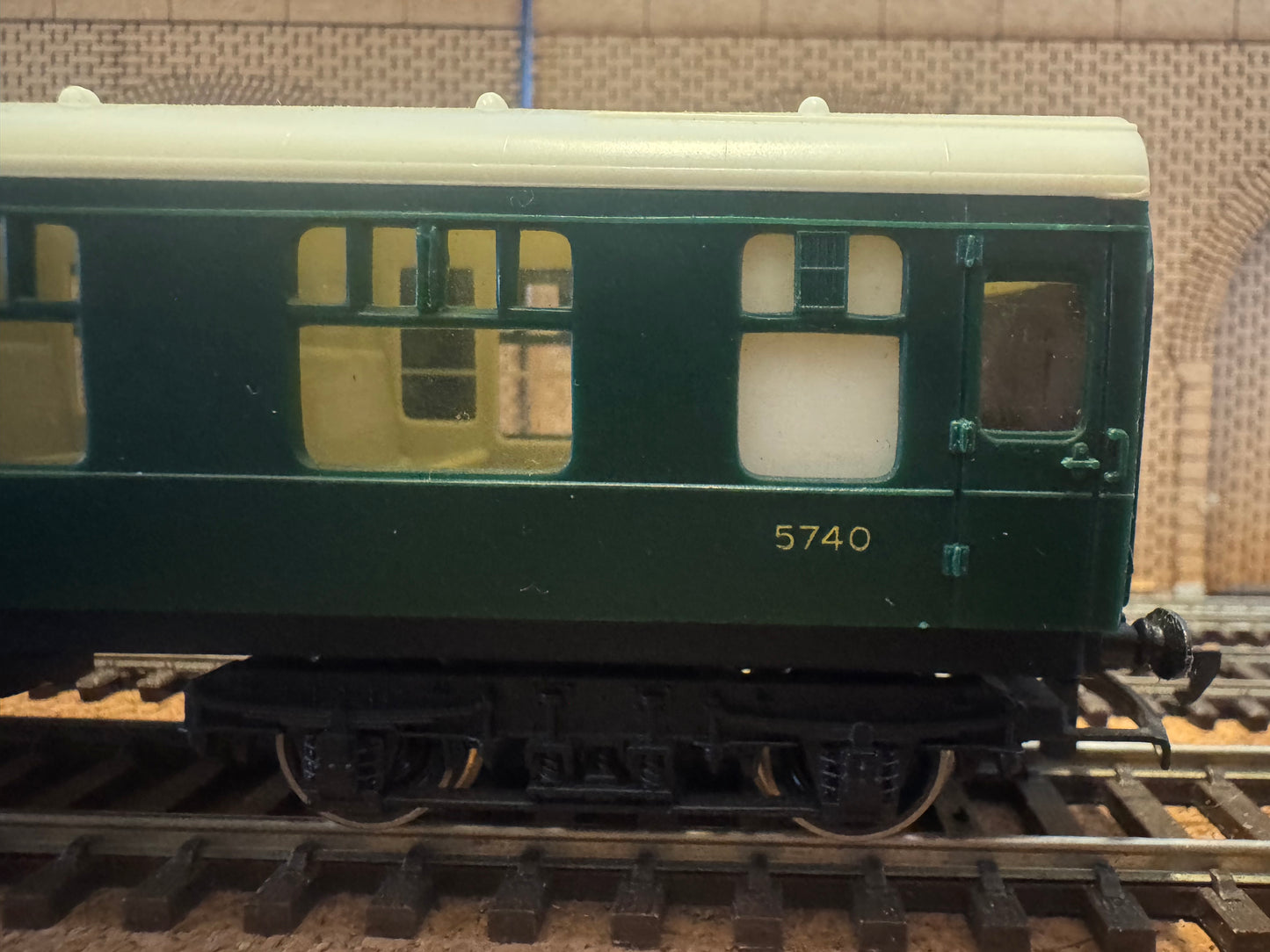 Tri-ang Hornby R933 (OO) British Railways MK1 Second Corridor No.5740 in Southern Railway Green. 