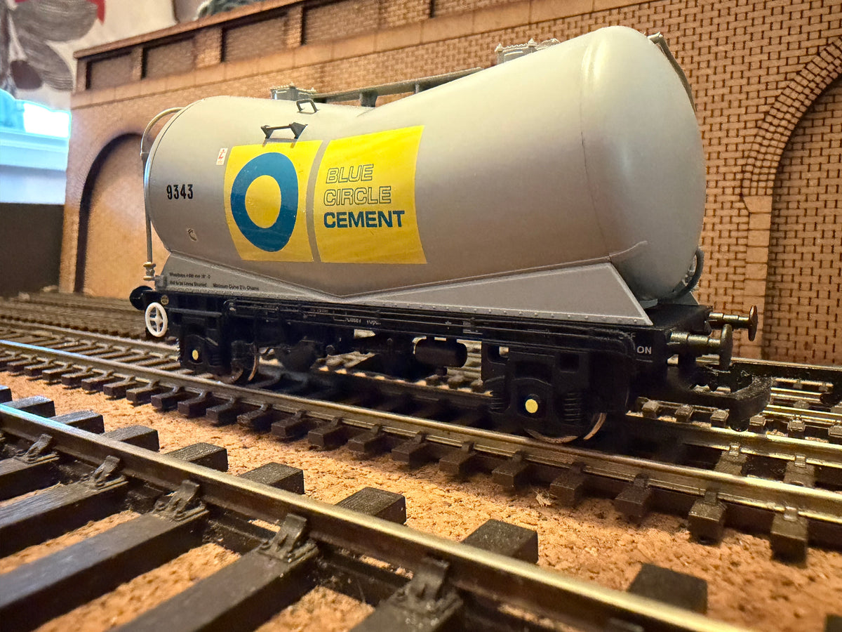 Hornby R6253 (OO) British Rail VEE Cement Tanker No.9343 in Blue Circle Cement Livery 