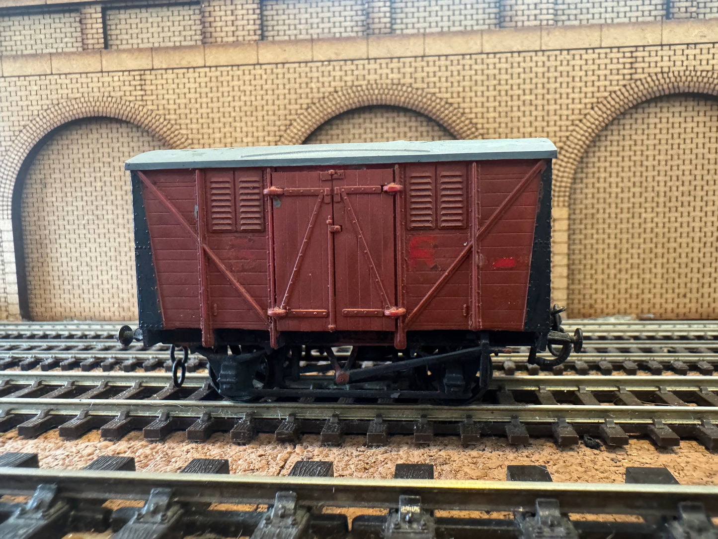 Airfix 02661–5 (OO) 10T Weathered Ventilated Meat Van.