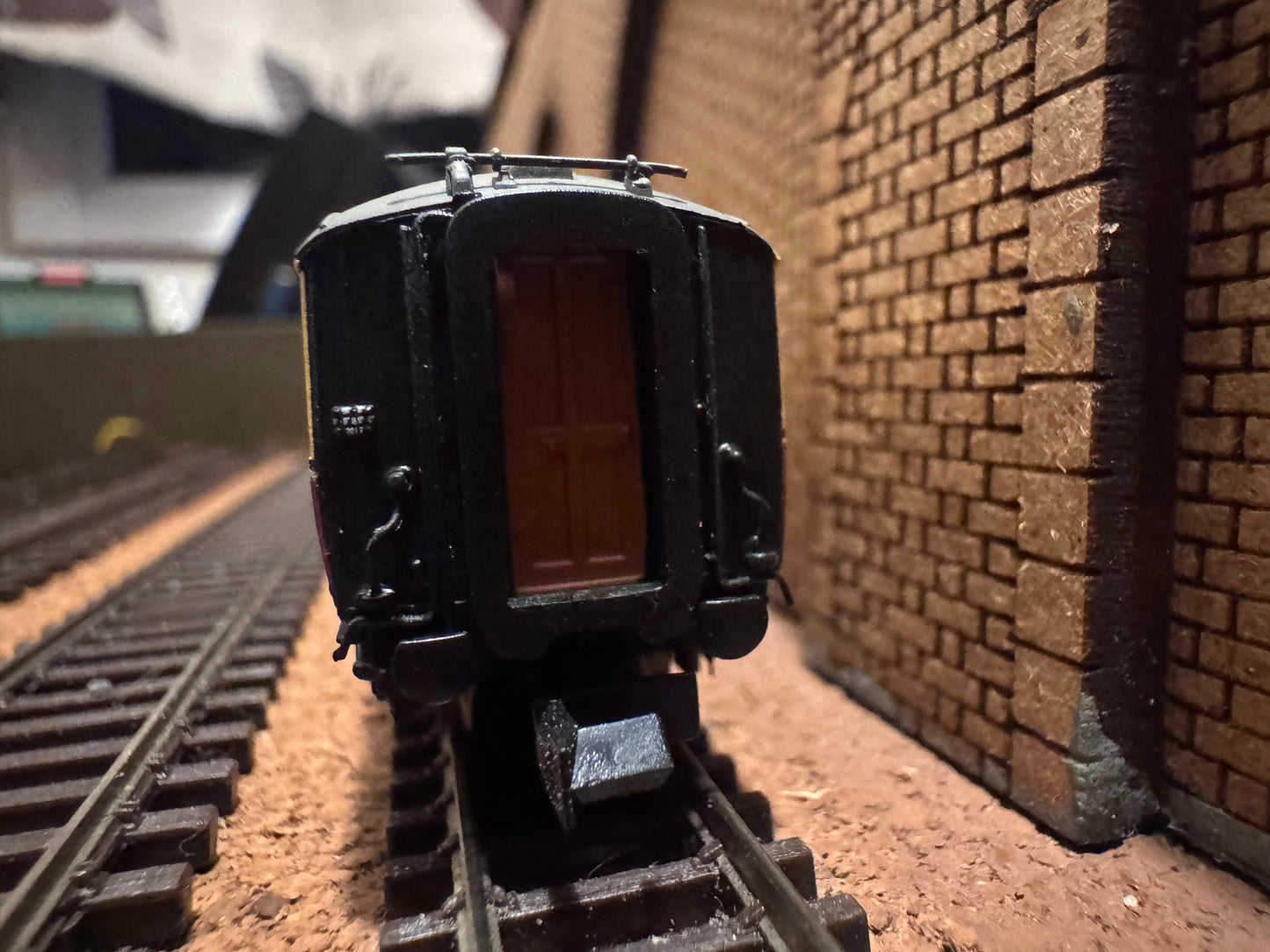 Dapol NC-60D (N Gauge) Ex LNER ‘Gresley’ Corridor Second No.E12614E in British Railways Blood and Custard Livery 