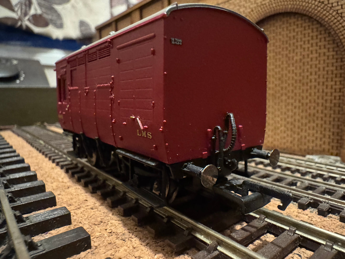 Hornby R6727A (OO) London Midland & Scottish Railway, Horse and Groom Box Wagon No.42442 in LMS Crimson 