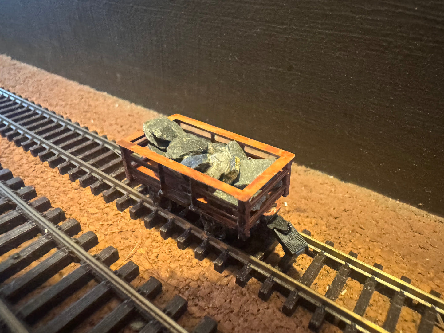 Manufacturer Unknown (OO9) Slate Wagon with uncut slate load, and magnetic couplings. 