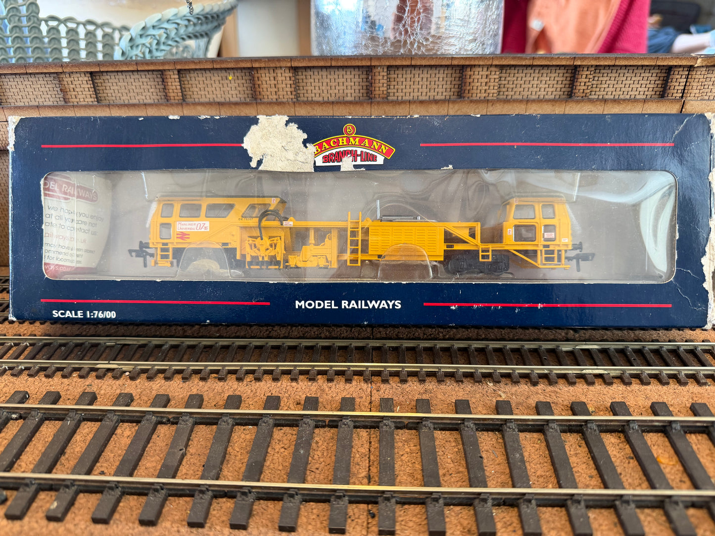 Bachmann 36-160 (OO) British Rail, Plasser Track Tamper Machine No.DX72307 (Non Motorised) in BR departmental yellow. 