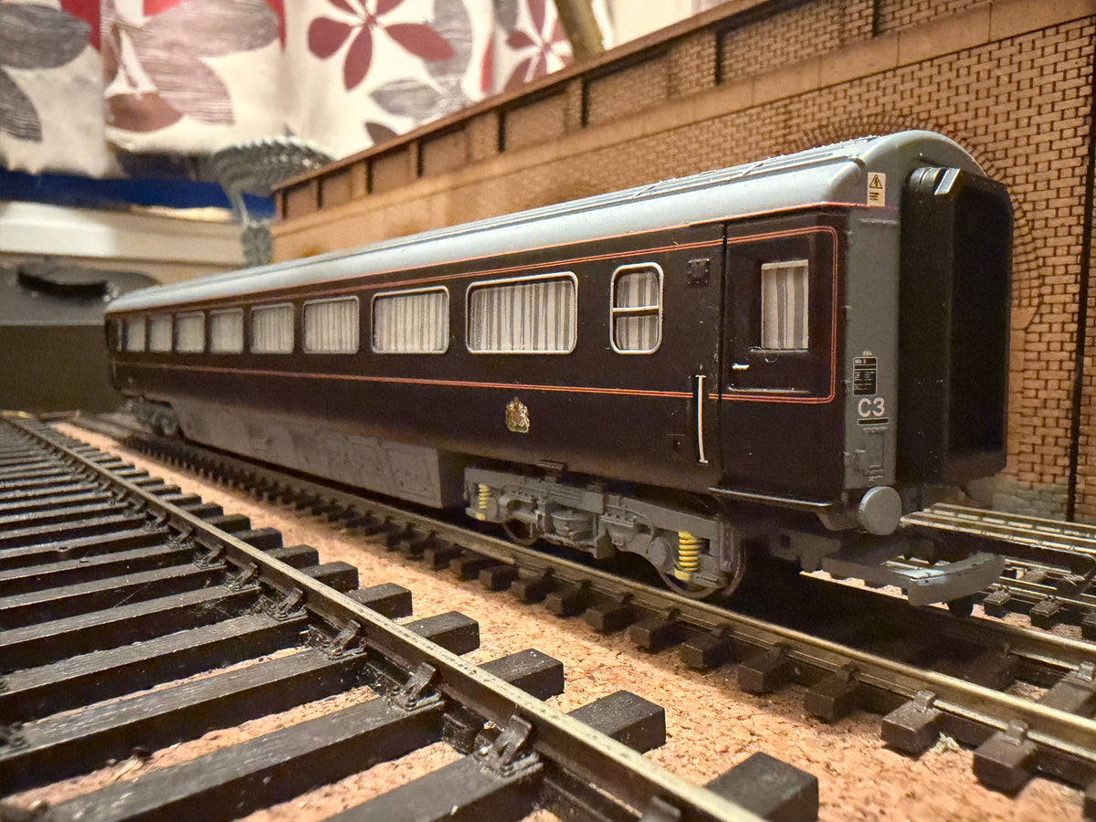 Hornby R4400 (OO) Ex British Rail, Mk3, Queen Elizabeth II Saloon Coach No.2903 in EWS / DB Cargo Royal Rail Dark Claret 