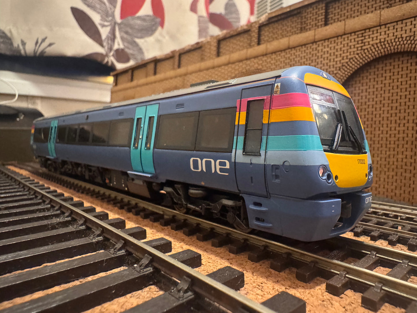 Bachmann 32-464 (OO) Adtranz / Bombardier Three Car Class 170 ‘Turbostar’ No.170202 in National Express’s ‘One Anglia’ livery.