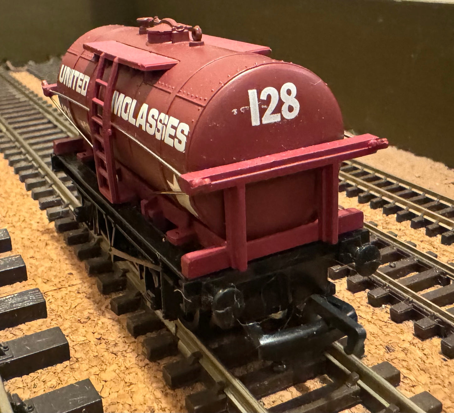 Mainline (OO) United Molasses 12ton Tank Wagon, No.128