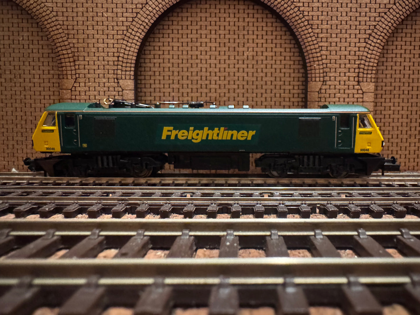 Graham Farish 371-777 (N Gauge) Ex BR Class 90, No.90046 in Freightliner Green & Yellow. DCC Fitted.