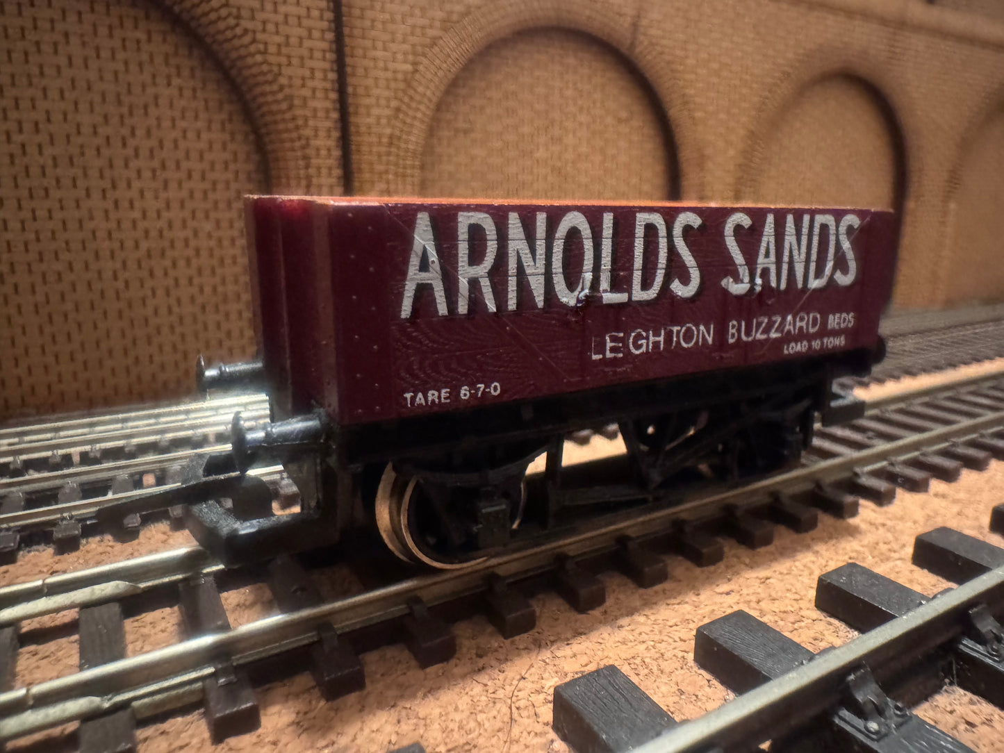 Hornby R.717 (OO) Arnolds Sands of Leighton Buzzard Five Plank Wagon.