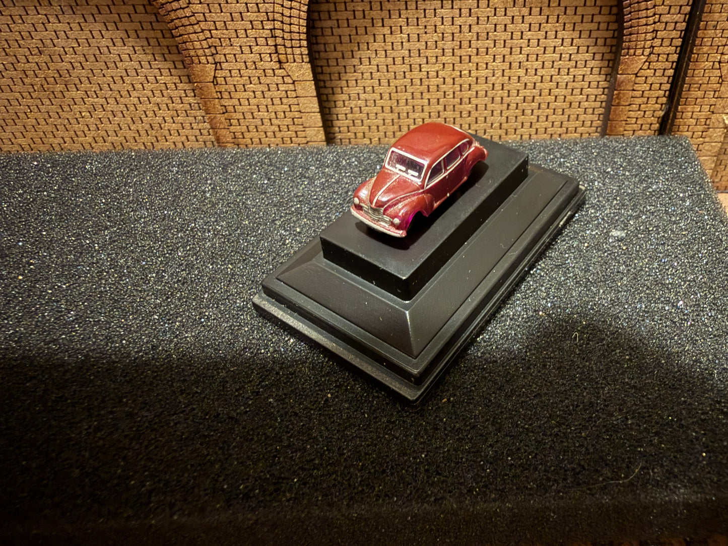 Oxford Diecast NJJ003 (N Gauge / 1:148) Jowett Javelin in Maroon 
