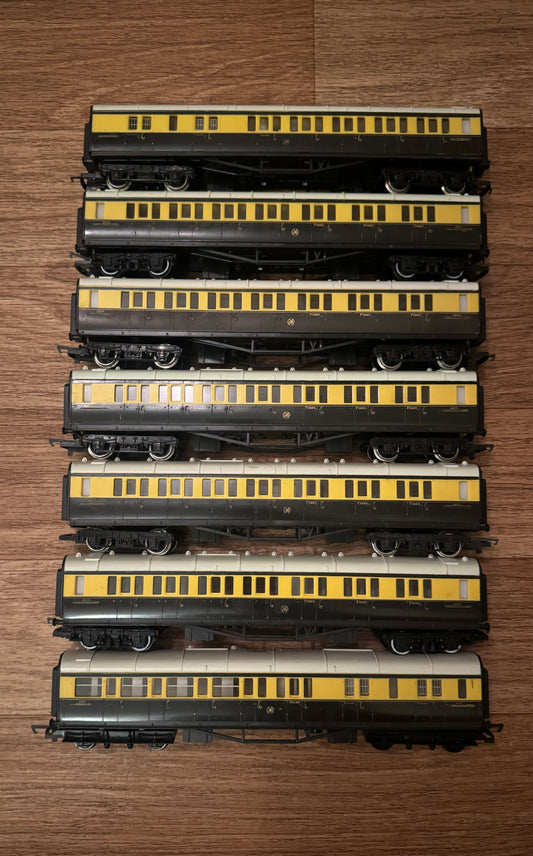 Hornby (OO) Great Western Railway, Collett Corridor Composite in GWR ‘Shirt Button Chocolate and Cream’ Bundle