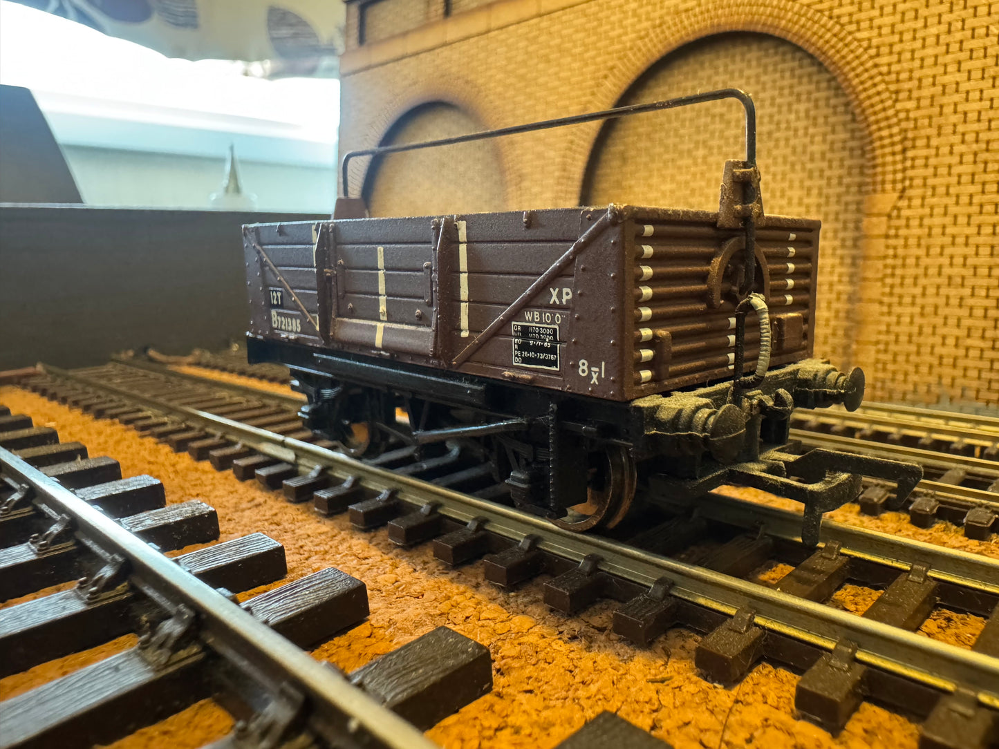 Bachmann 33-226 (OO) British Railways, 12T Hybar Shock Absorbing Wagon B721385 with Load in BR Brown Livery 
