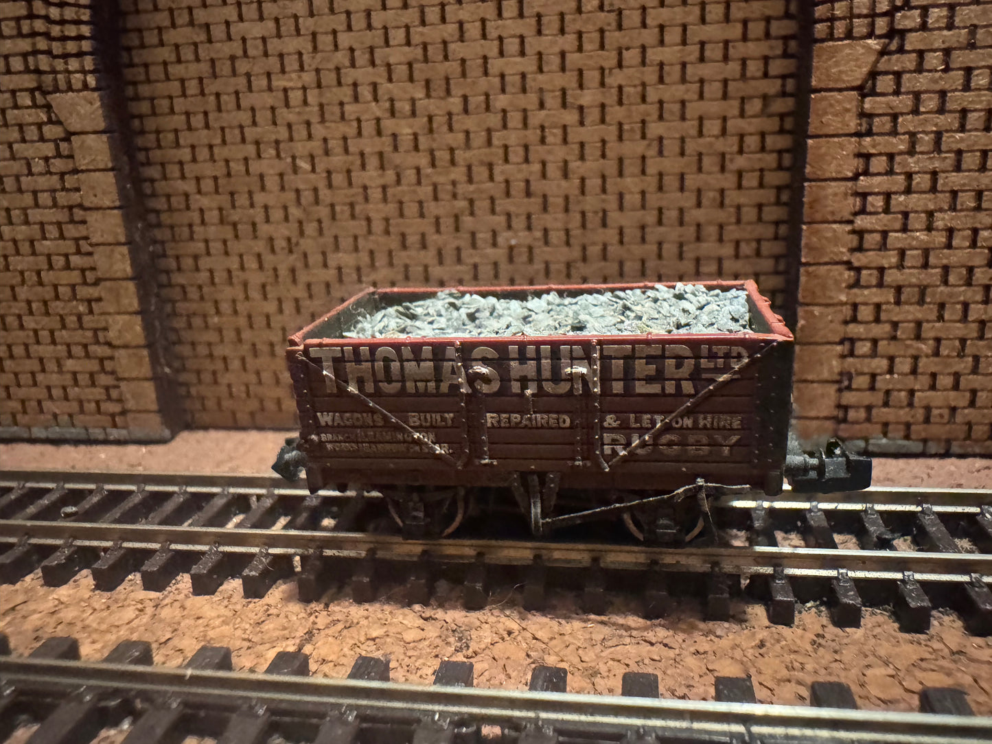 Graham Farish 377-2009K (N Gauge) Thomas Hunter Ltd Severn Plank Open Wagon. Weathered and with Load 