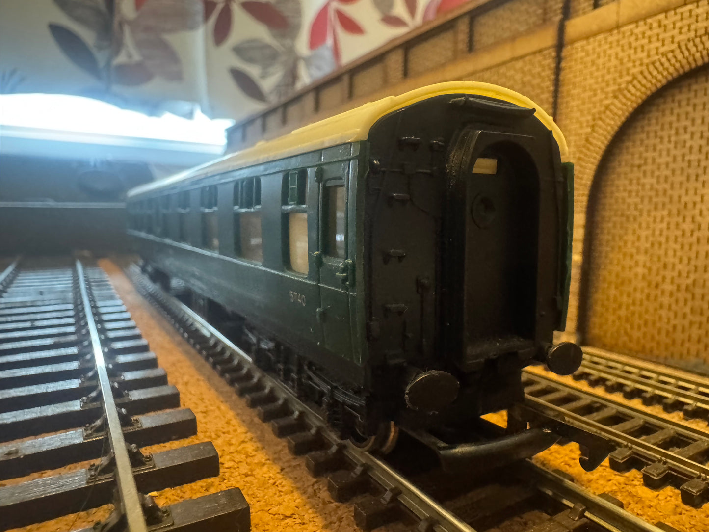 Tri-ang Hornby R933 (OO) British Railways MK1 Second Corridor No.5740 in Southern Railway Green. 
