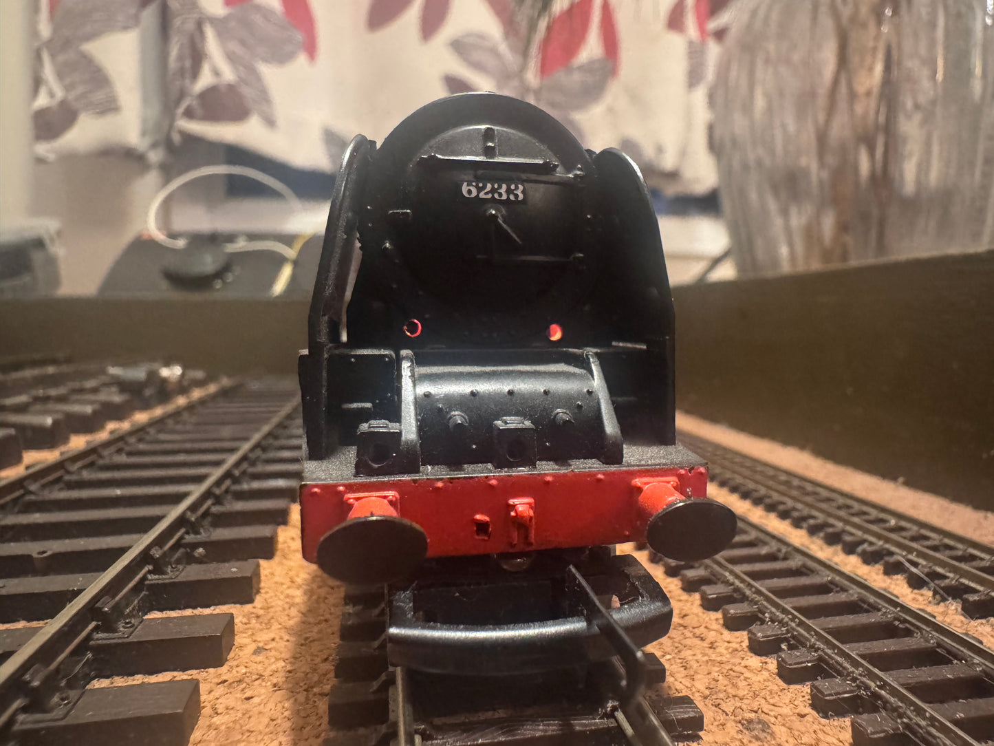 Hornby R.066 (OO) London Midland & Scottish Railway, 8P ‘Princess Coronation’ No.6233 “Duchess of Sutherland” in LMS Crimson Lake.