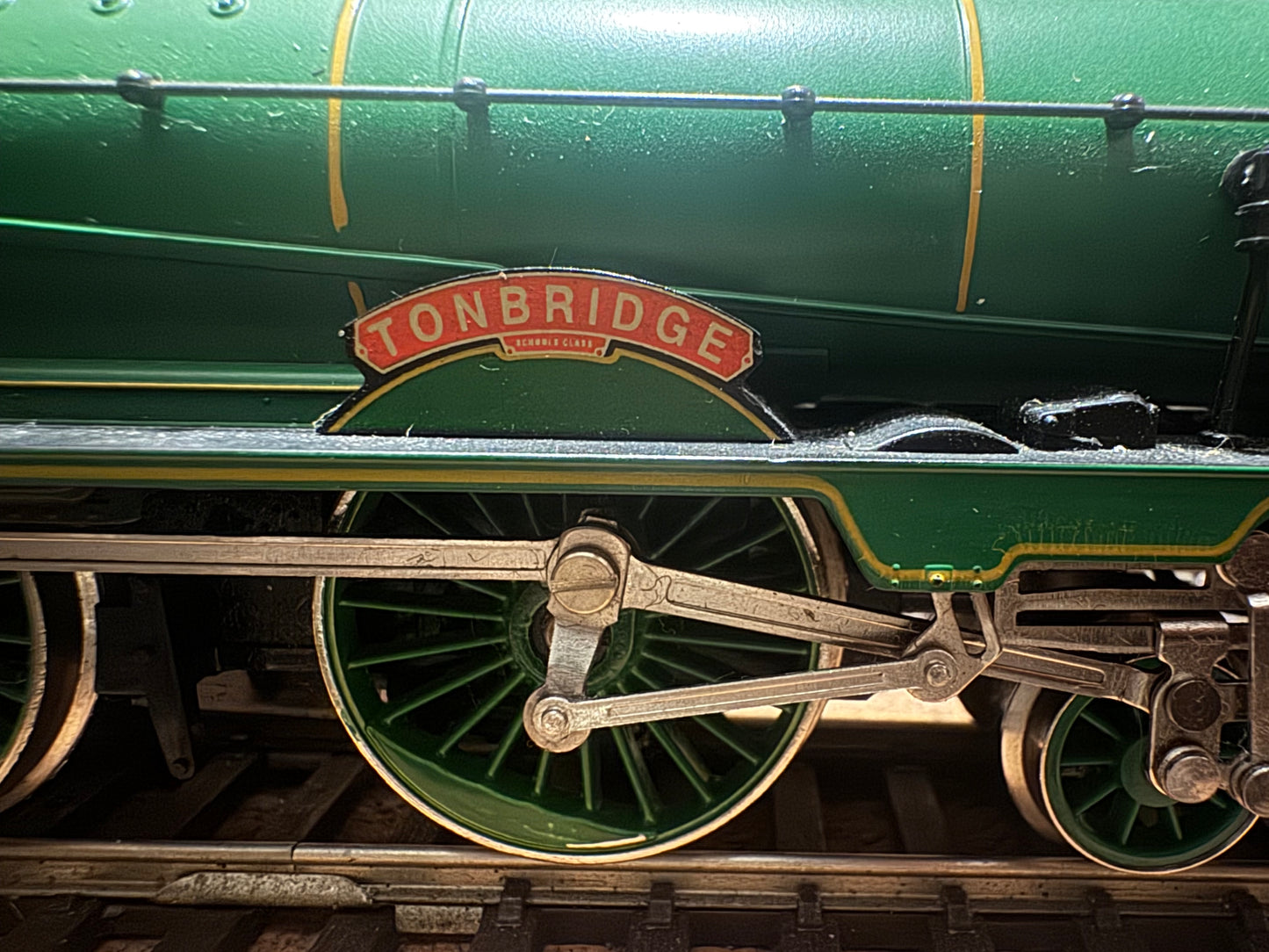 Hornby / Royal Doulton R648 (OO) ‘Waiting to Go’ Special Edition Collectors Set