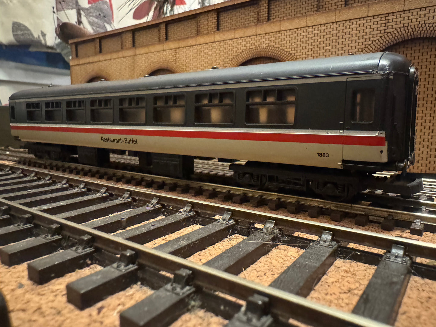 Lima L305327 (OO) British Railways MK2B Tourist Second Open Restaurant Car, No.1883 in Intercity Executive livery