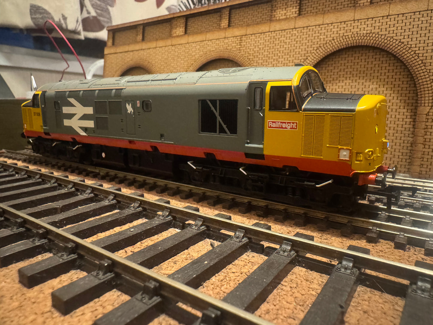Bachmann 32-387 (OO) British Railways Class 37/5 No.37506 in British Rail, Railfreight Red Stripe Livery and Thornaby Depot Decal. DCC Ready 