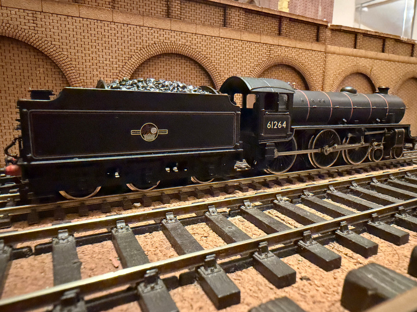 Replica Railways 11014A (OO) Ex LNER ‘Thompson’ B1 No.61264 in British Railways Lined Black 