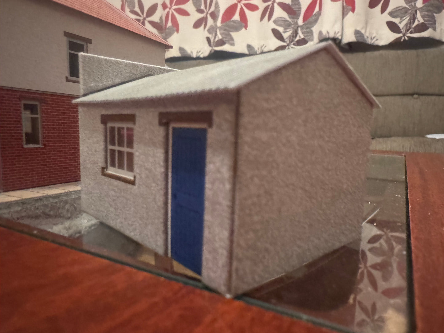Metcalfe PO266 (OO / 1:76) 1930s Suburban Semi and Garages. Pre Made 