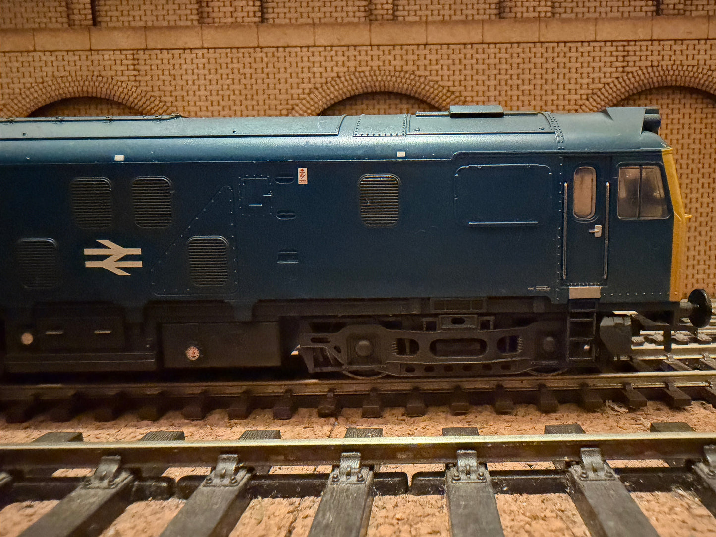 Bachmann 32-329 (OO) British Railways, Class 25/2 No.25231 in lightly weathered British Rail Blue. DCC Ready 