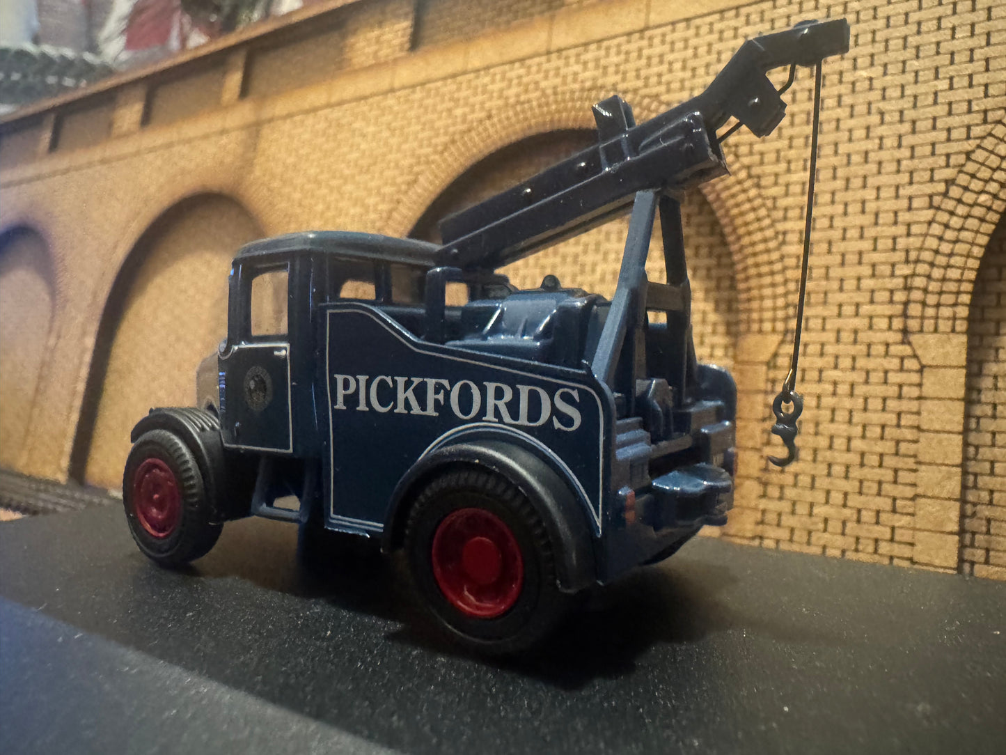 Oxford Diecast 76SH002 (OO / 1:76) Scammel Highwayman Crane. In Pickfords livery, with British Road Service Markings. Fleet Number M2362