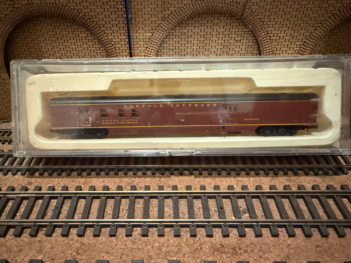 Con-Cor #0001-04022A (N Scale) Norfolk Southern 85ft Mail and Luggage Car No.96 in NS Maroon. £12