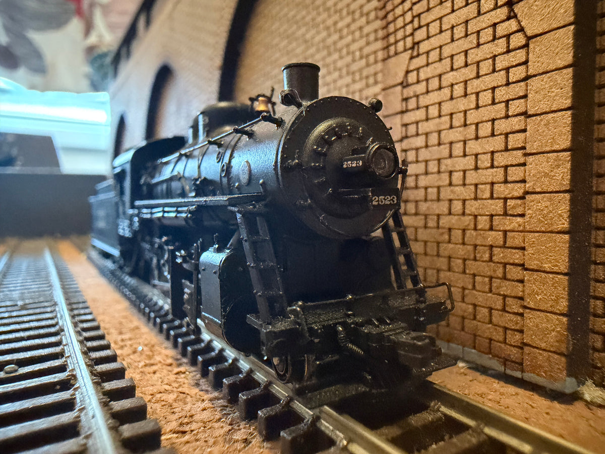 Bachmann Spectrum 81505 (N Scale) Baldwin 2-8-0 Consolidation No.2523 with medium tender in Atchison, Topeka and Santa Fe Railway Livery. DCC Ready 