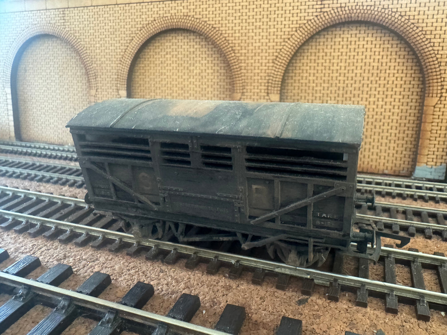 Hornby R106 (OO) Southern Railway 10T Cattle Wagon No.51915 in Heavily Weathered Southern Railway livery 