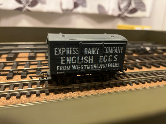 Airfix (OO) 12ton Ventilated Van, in Express Dairy Company livery