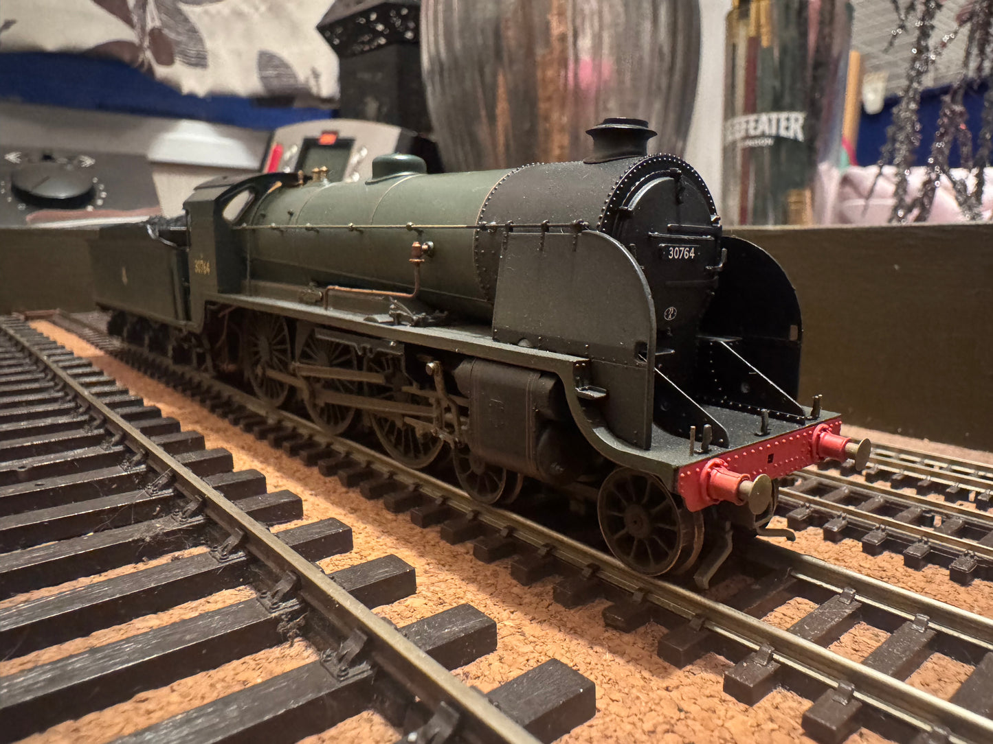 Hornby R2581 (OO) Ex SR, N15 ‘King Arthur’ No.30764 “Sir Gawain” in Weathered British Railways Lined Passenger Green. DCC Ready. (Shed Code 73A, Stewart’s Lane Depot). 