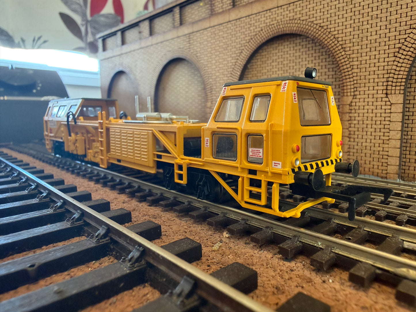 Bachmann 36-160 (OO) British Rail, Plasser Track Tamper Machine No.DX72307 (Non Motorised) in BR departmental yellow. 