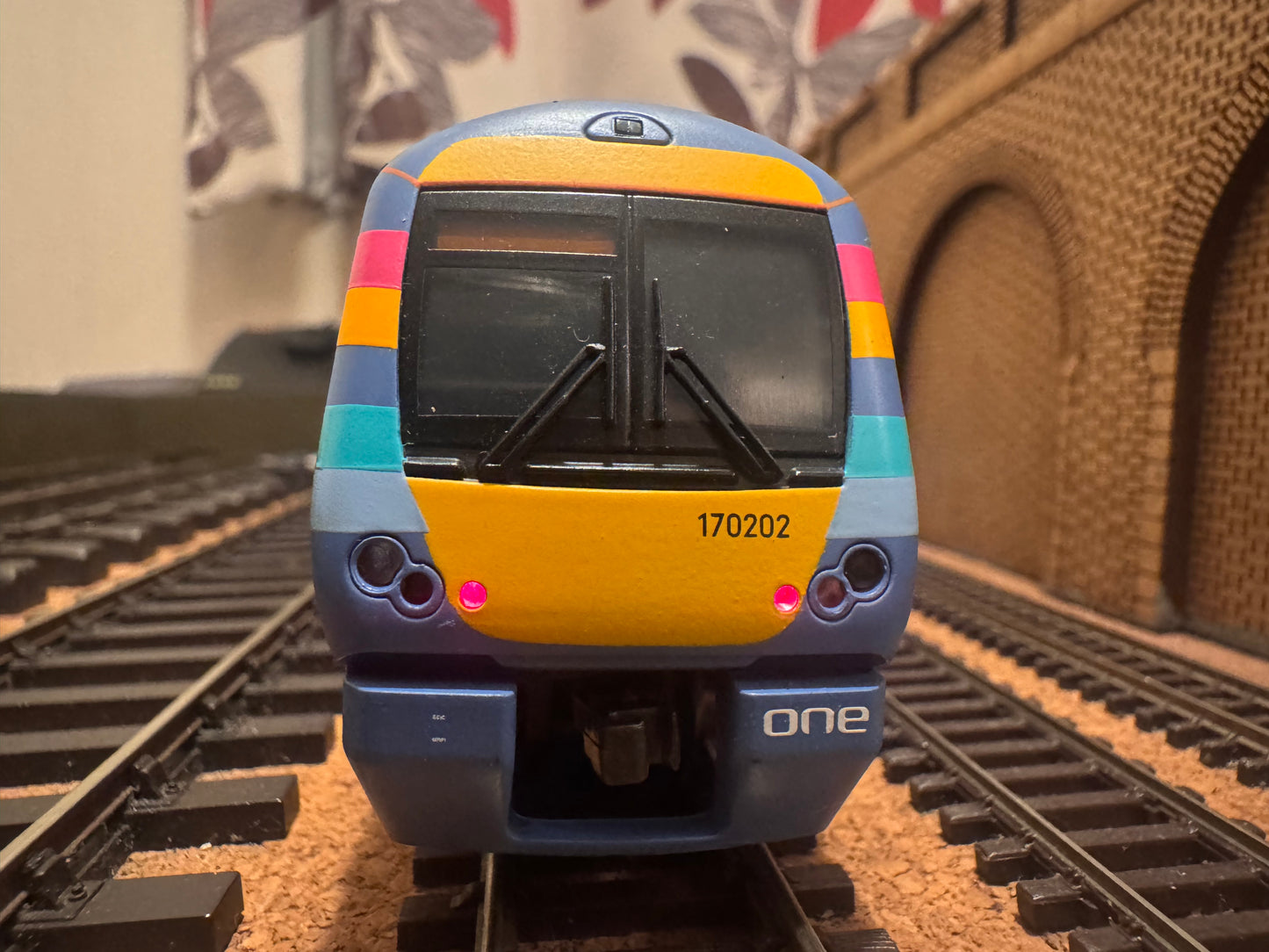 Bachmann 32-464 (OO) Adtranz / Bombardier Three Car Class 170 ‘Turbostar’ No.170202 in National Express’s ‘One Anglia’ livery.