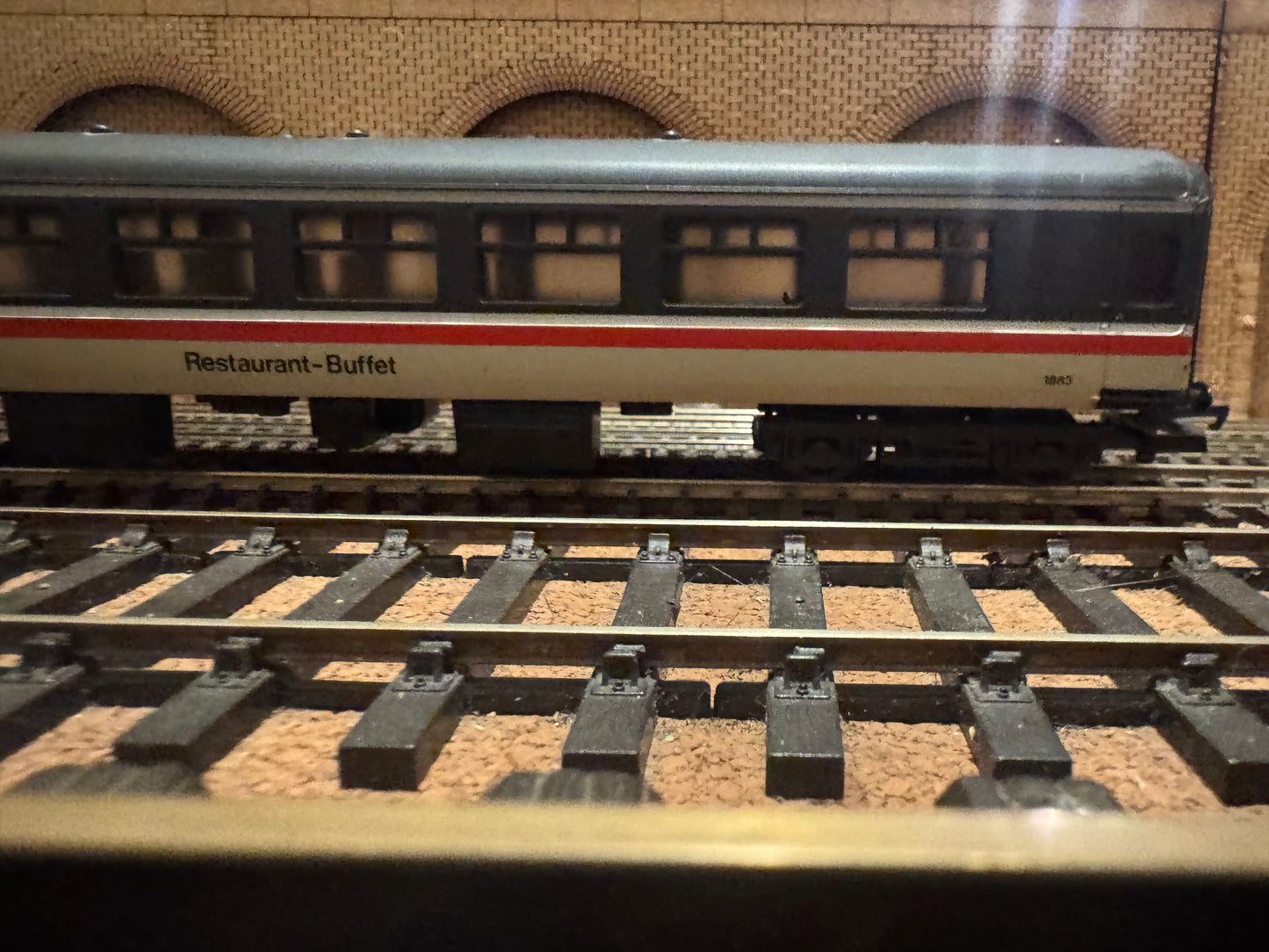 Lima L305327 (OO) British Railways MK2B Tourist Second Open Restaurant Car, No.1883 in Intercity Executive livery