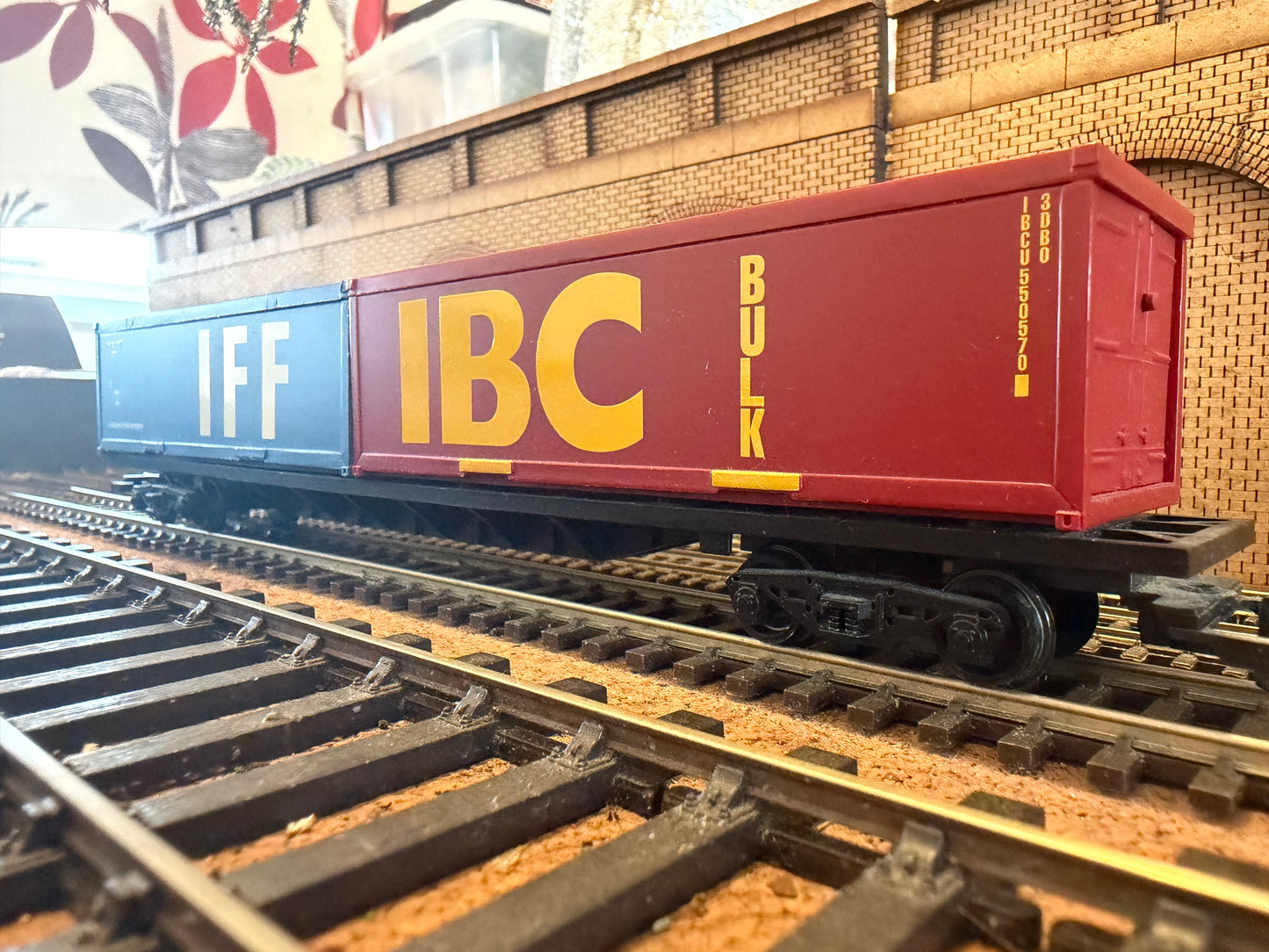 Hornby Railroad R6425 (OO) Ex British Rail Container Wagon with Containers. 
