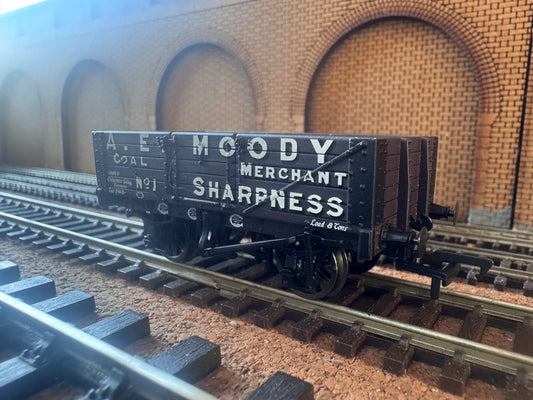 Bachmann 37-056 (OO) A. E Moody Coal Merchants, 8T Five Plank wagon No.1