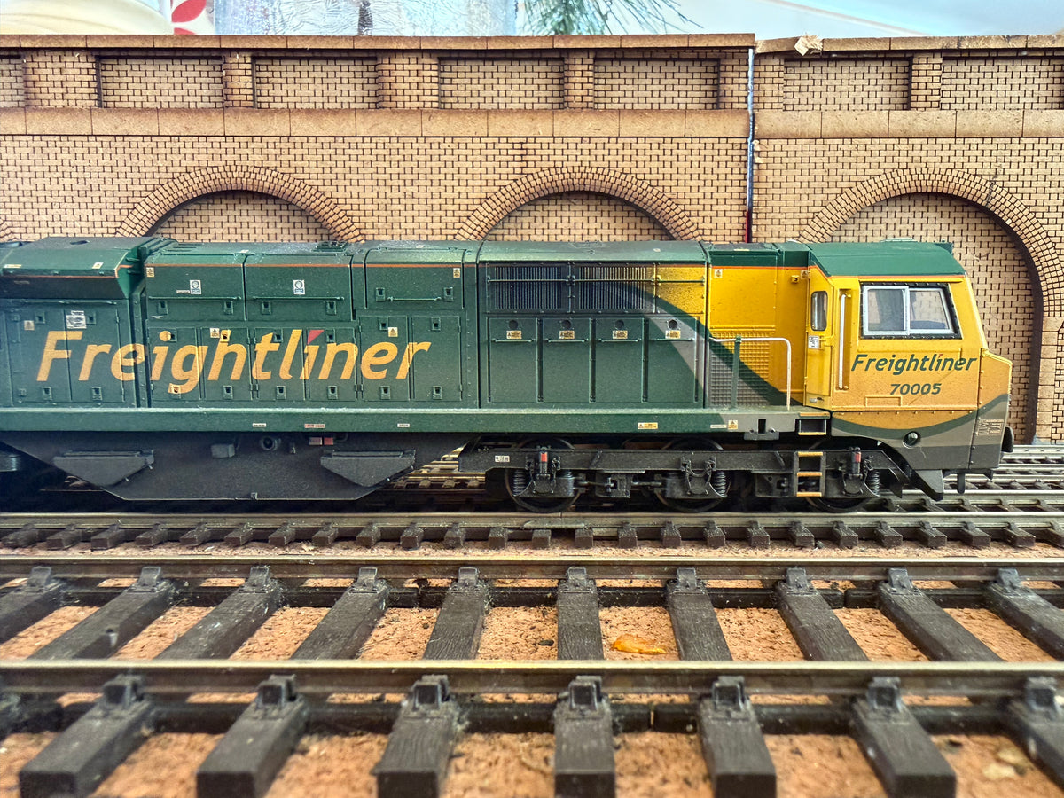 Bachmann 31-588 (OO) General Electric Class 70 No.70005 in Weathered Freightliner Powerhaul Livery. DCC Ready 